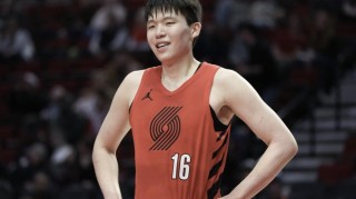 心系老东家！杨瀚森助威青岛季后赛：祝兄弟们放平心态、一路高歌